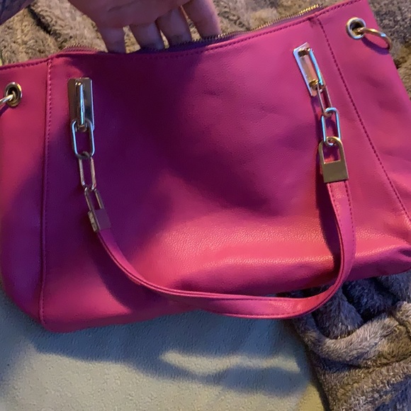 Michael Kors hot pink bag haven’t used in ages just missing the body strap - Picture 4 of 4